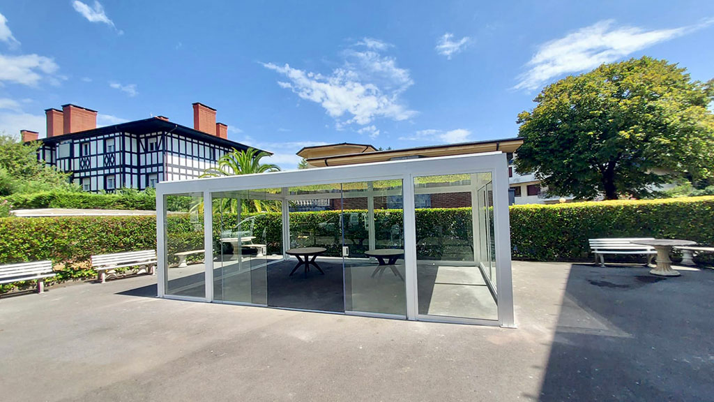 Pérgola con corredera de cristal