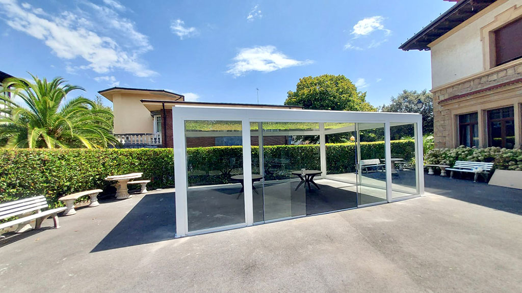 Pérgola con corredera de cristal