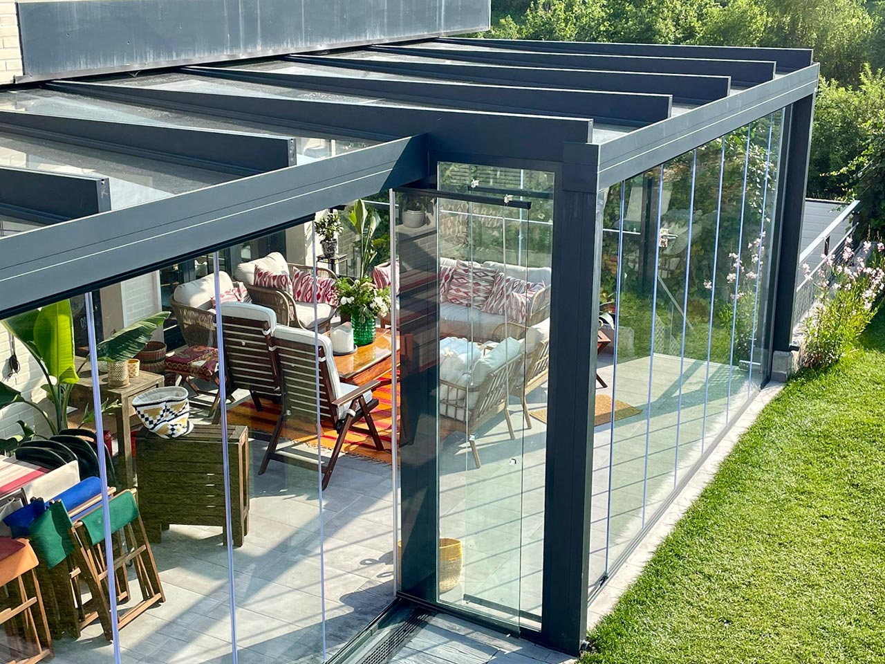 Pérgola de cristal en vivienda moderna