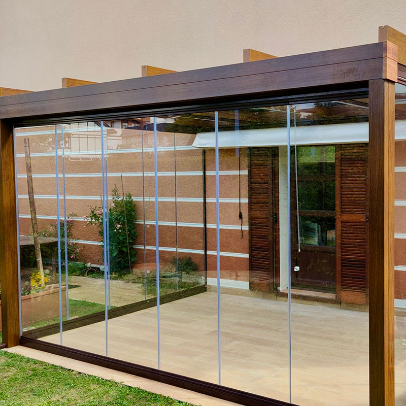 Pérgola cerrada con hojas de cristal