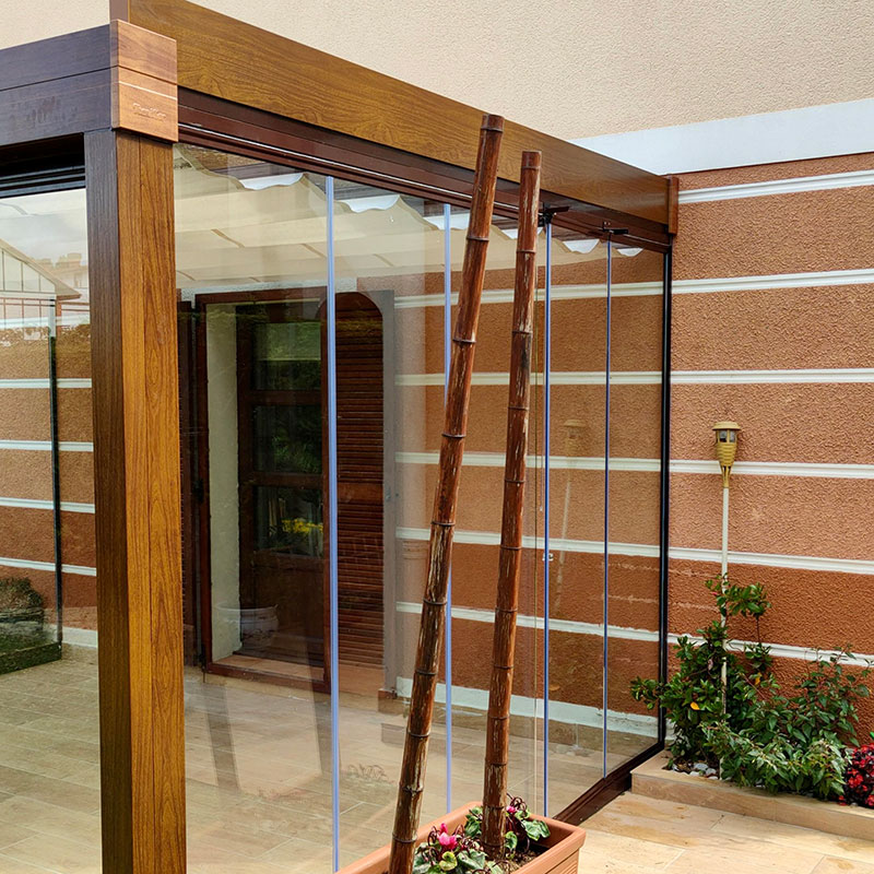 Pérgola de metal con cierre de cristal