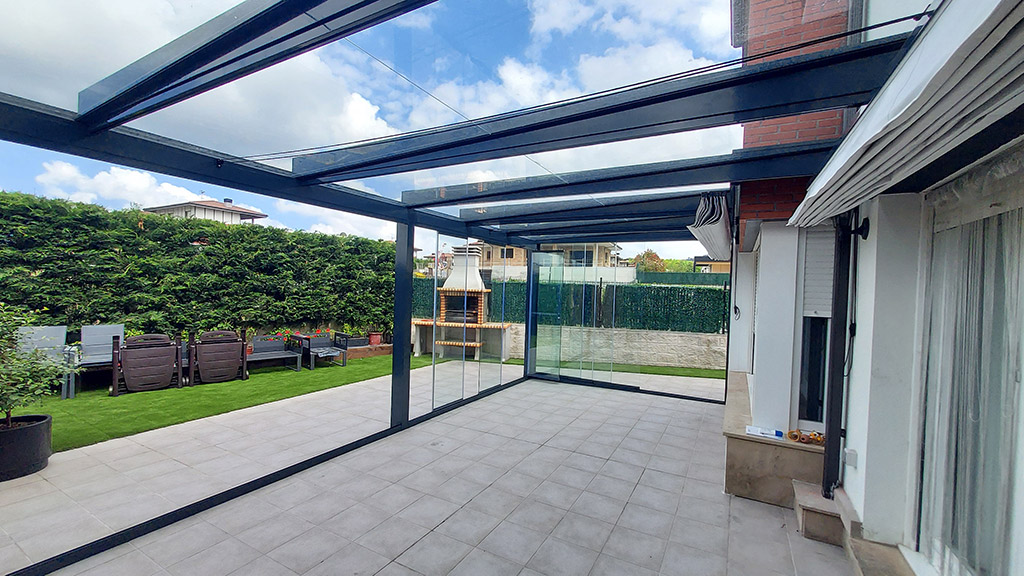 Pérgola con techo de cristal