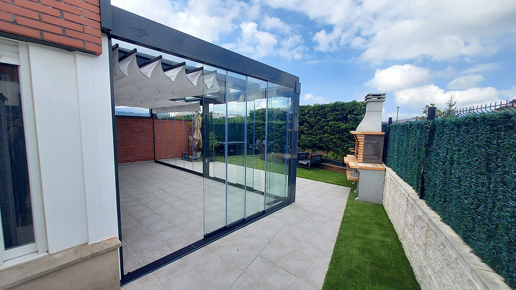 Pérgola con cortina de cristal