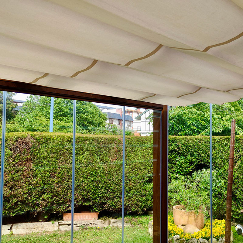 Toldo de palillería en pérgola de cristal