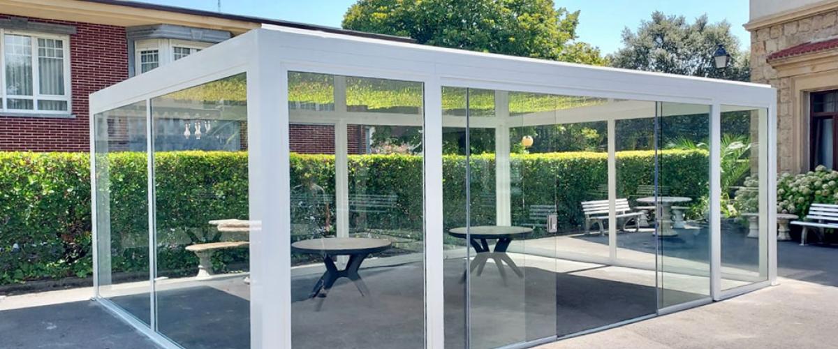 Pérgola con corredera de cristal