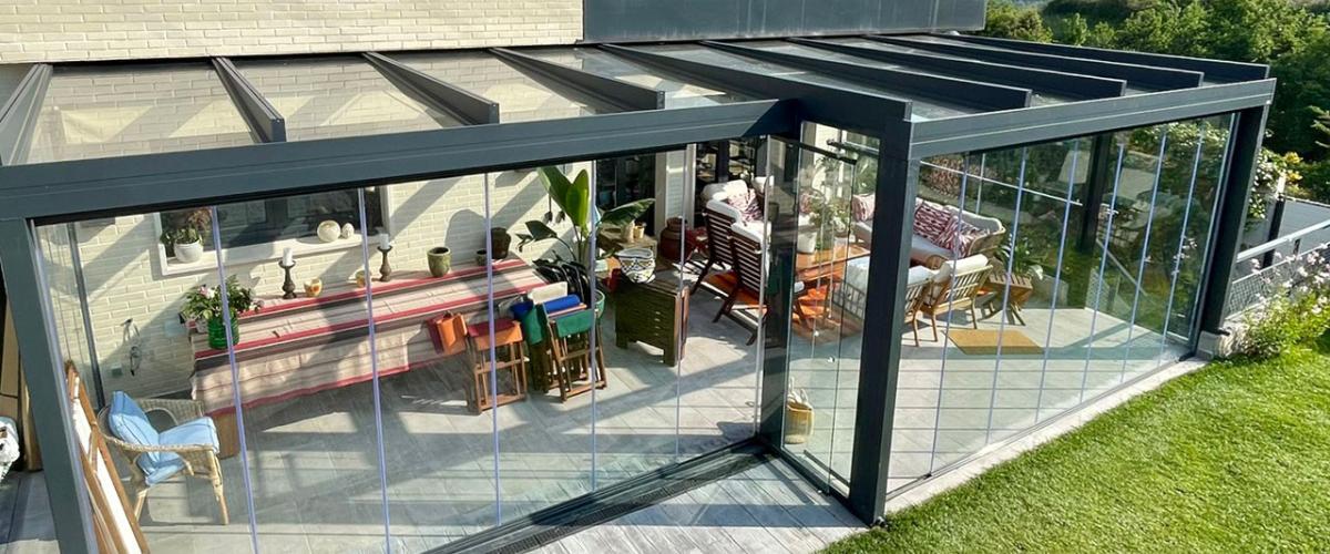 Pérgola de cristal en vivienda moderna