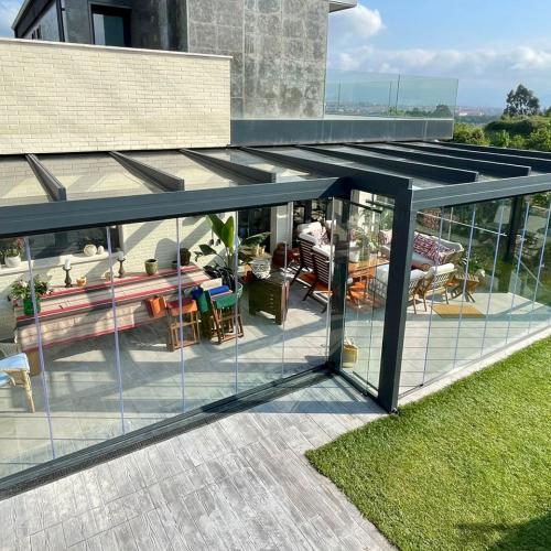 Pérgola de cristal en vivienda moderna