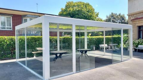 Pérgola con corredera de cristal