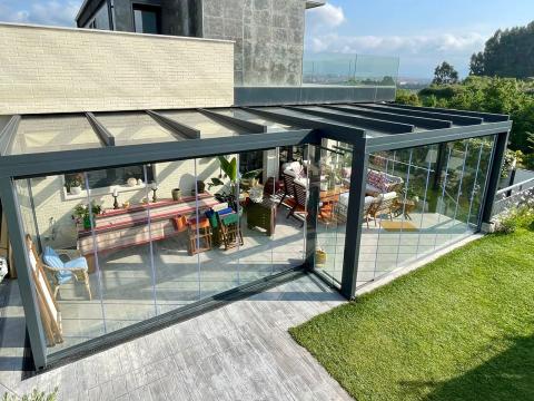 Pérgola de cristal en vivienda moderna